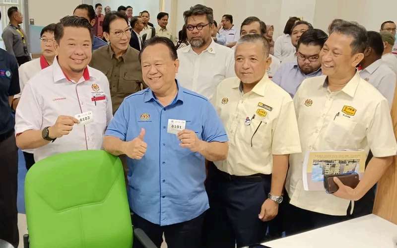 Lukanisman (left), Nanta (second left), and others touring the new Miri Hospital block on July 1, 2024.