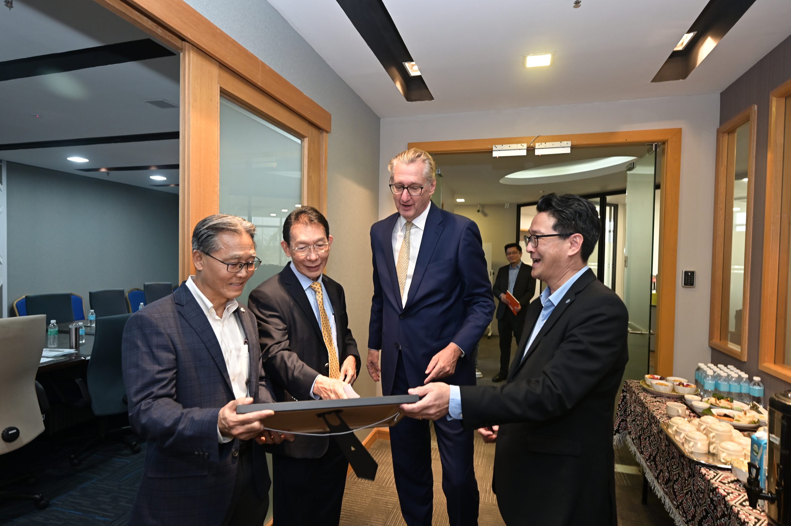 Weida Hosts Dutch Ambassador Visit: Building Bridges for Potential Partnership in Sarawak Ports1